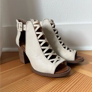 SODA Women's Cream Peep-Toe Heeled Sandals size 7.5